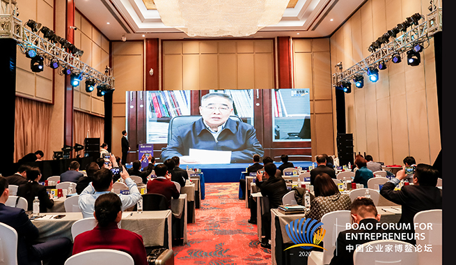 國家榮譽稱號獲得者、中國工程院院士、天津中醫(yī)藥大學校長張伯禮在視頻致辭