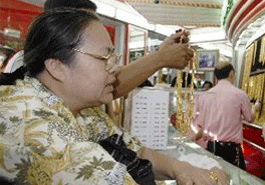 黃金又暴跌 &ldquo;大媽&rdquo;抄底被套