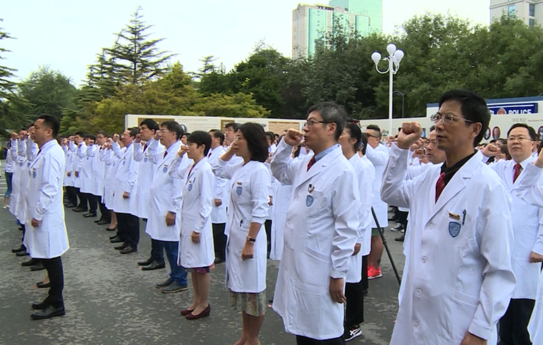 致敬偉大改革｜對話40年，講述身邊的健康故事（第二十集）&mdash;&mdash;設(shè)立醫(yī)師節(jié)，醫(yī)務(wù)人員有了自己的節(jié)日