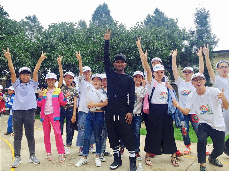 e創公益大使與志愿者、小朋友一起鄉村運動會