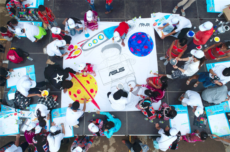 e創公益大使、志愿者和小朋友一同夢想涂鴉