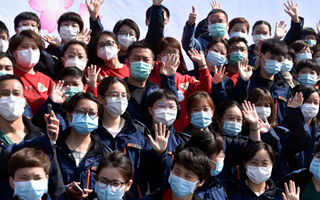 稟父老：樓蘭破，人平安，白衣戰(zhàn)士把家還！