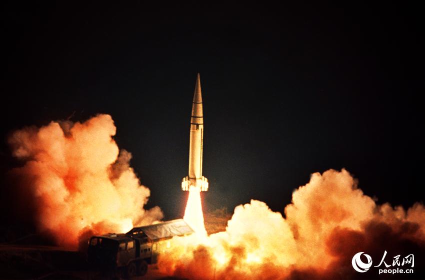 戈壁驚雷。馮根鎖攝