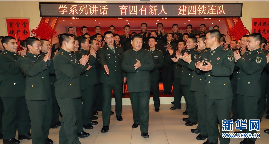 1月23日，習近平專程來到陸軍第65集團軍，深入基層連隊，看望慰問官兵，代表黨中央和中央軍委，向全軍指戰(zhàn)員、武警部隊官兵、民兵預備役人員致以誠摯問候和新春祝福。這是習近平在該集團軍&ldquo;大功三連&rdquo;同官兵在一起。新華社記者李剛攝