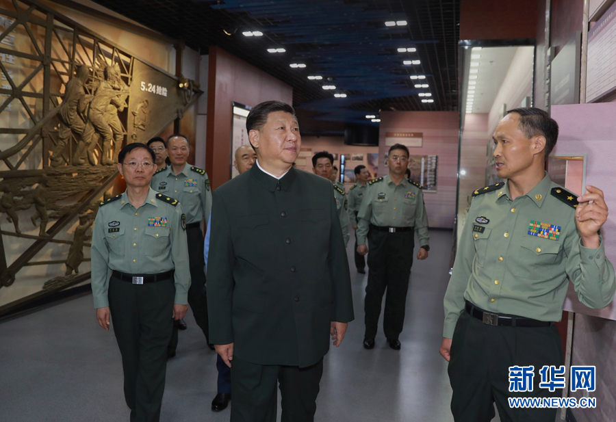 6月22日，正在山西省考察工作的中共中央總書記、國家主席、中央軍委主席習近平來到駐晉部隊某基地視察調研，代表黨中央和中央軍委，向基地組建50周年致以熱烈的祝賀，向老一輩創(chuàng)業(yè)者、廣大基地官兵致以崇高的敬意和誠摯的問候。這是習近平視察基地軍史館。新華社記者 李剛 攝