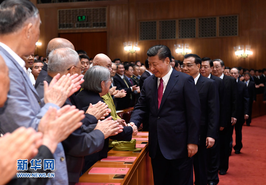 7月28日，慶祝中國人民解放軍建軍90周年文藝晚會《在黨的旗幟下》在北京人民大會堂舉行。中共中央總書記、國家主席、中央軍委主席習近平和李克強、張德江、俞正聲、劉云山、王岐山、張高麗等黨和國家領導人，與首都3000多名各界群眾一起觀看演出。演出開始前，習近平等與老戰(zhàn)士、老同志代表和&ldquo;八一勛章&rdquo;獲得者親切握手。新華社記者 李學仁 攝