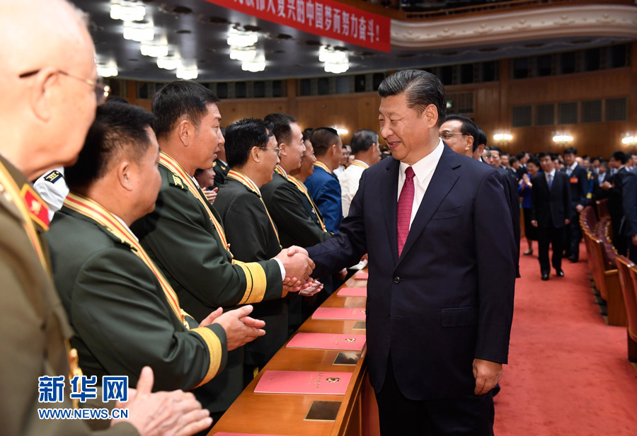 7月28日，慶祝中國人民解放軍建軍90周年文藝晚會《在黨的旗幟下》在北京人民大會堂舉行。中共中央總書記、國家主席、中央軍委主席習近平和李克強、張德江、俞正聲、劉云山、王岐山、張高麗等黨和國家領導人，與首都3000多名各界群眾一起觀看演出。演出開始前，習近平等與老戰(zhàn)士、老同志代表和&ldquo;八一勛章&rdquo;獲得者親切握手。新華社記者 李學仁 攝
