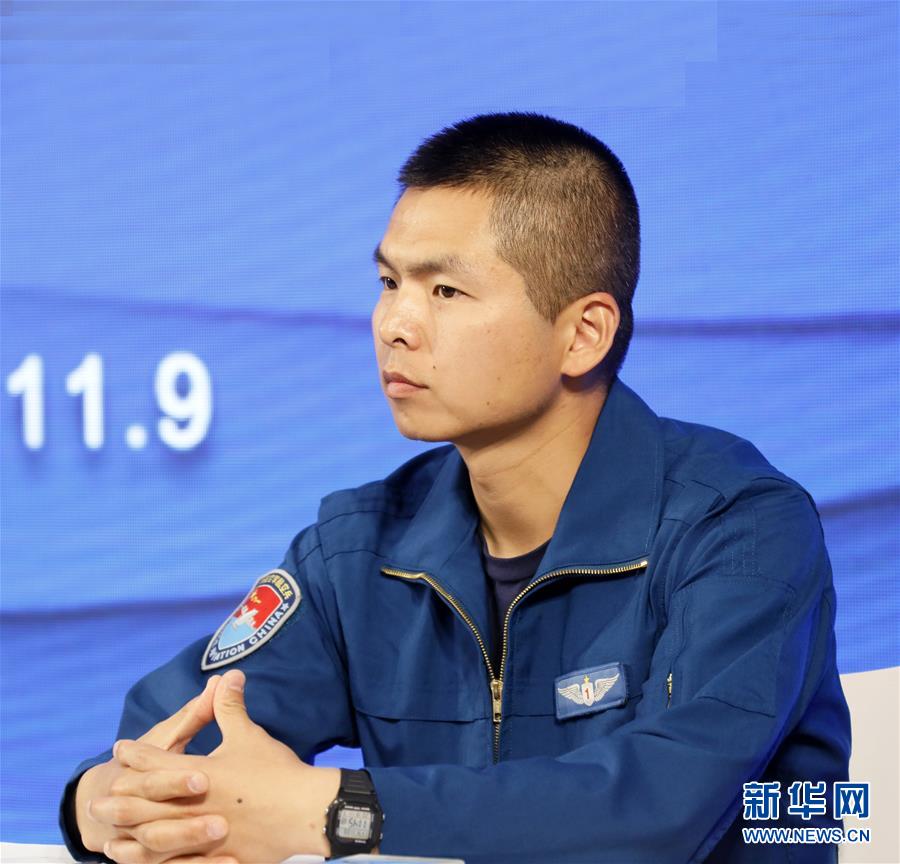 （圖文互動(dòng)）（1）中國(guó)空軍新型戰(zhàn)機(jī)飛行員&ldquo;論劍&rdquo;珠海航展