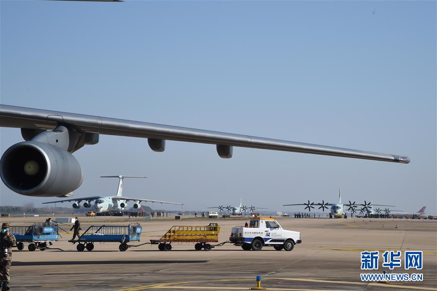 （聚焦疫情防控&middot;圖文互動）（4）空軍第四次向武漢大規?？者\醫療隊員和物資