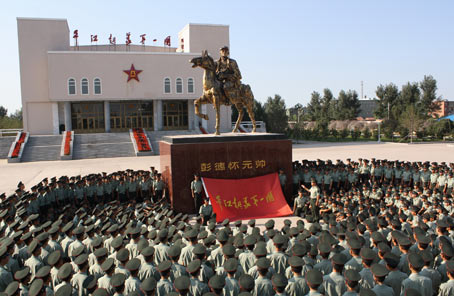 &ldquo;模范紅十二團&rdquo;：從嚴從難從險錘煉戰(zhàn)斗作風&mdash;&mdash;陸軍第16集團軍某摩步團加強實戰(zhàn)化訓練記事