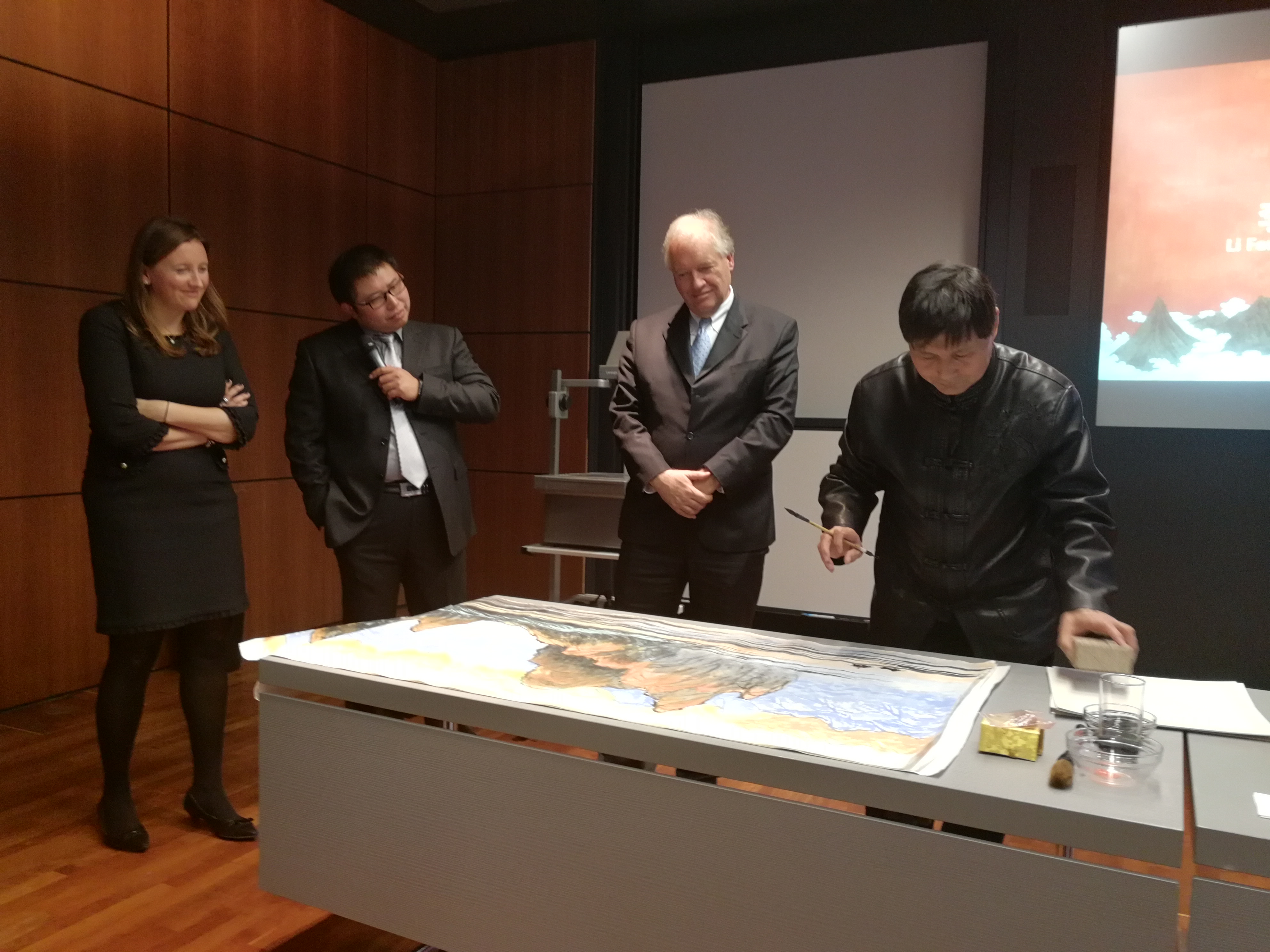 作為一個藝術(shù)家，我也要為這個國家和社會做一點自己的貢獻(xiàn)。在這次跨國文化交流活動中，作為唯一的隨團(tuán)畫家，我創(chuàng)作出了多幅以&ldquo;一帶一路&rdquo;為主題的中國畫。