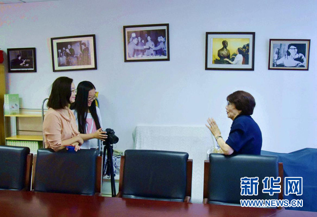 播音室里跟打仗一樣。從夜不能寐的緊張，到全神貫注的投入，用良好的習(xí)慣和過硬的專業(yè)素質(zhì)來化險為夷。