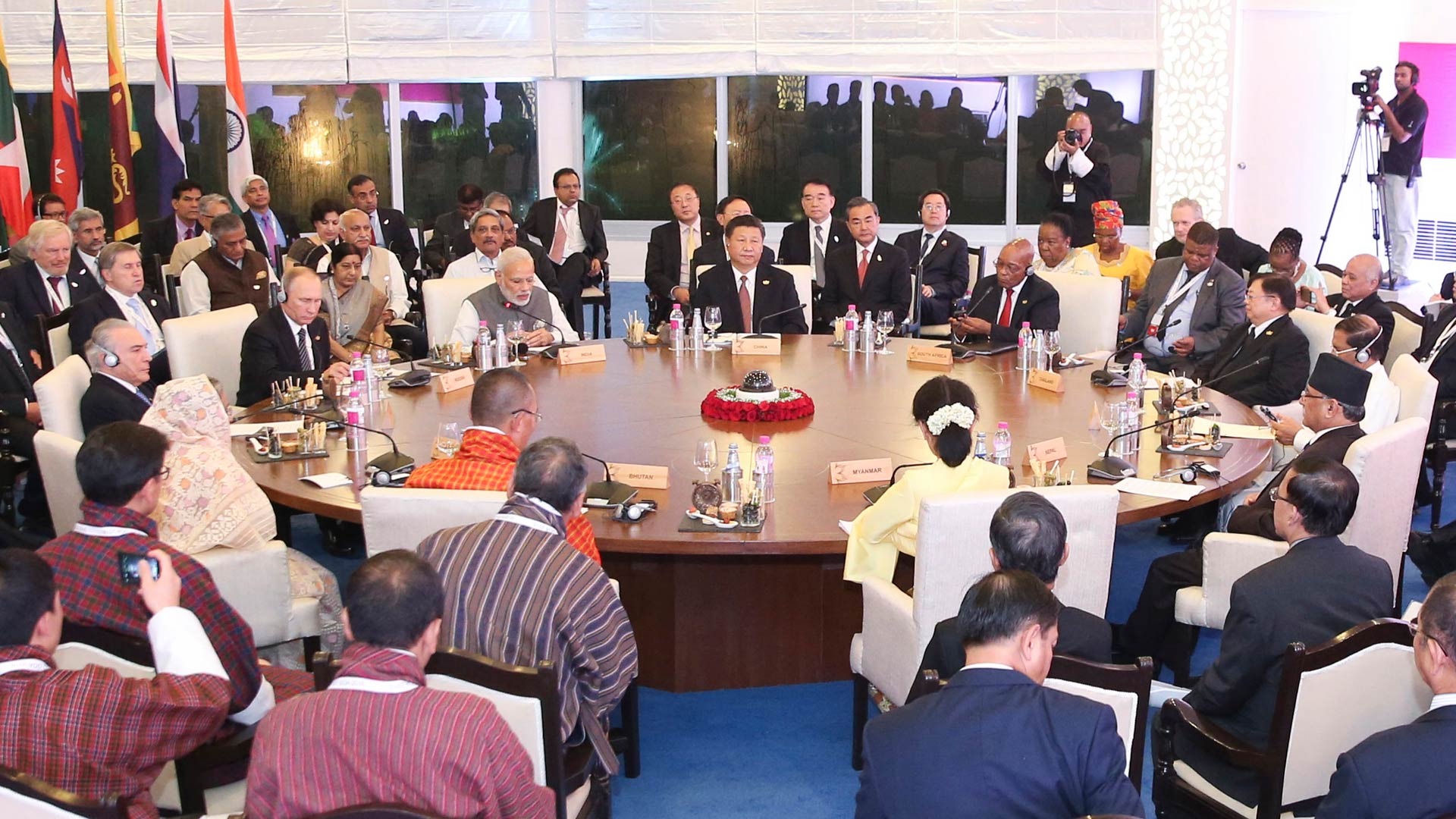 習近平出席金磚國家領(lǐng)導人同&ldquo;環(huán)孟加拉灣多領(lǐng)域經(jīng)濟技術(shù)合作倡議&rdquo;成員國領(lǐng)導人對話會