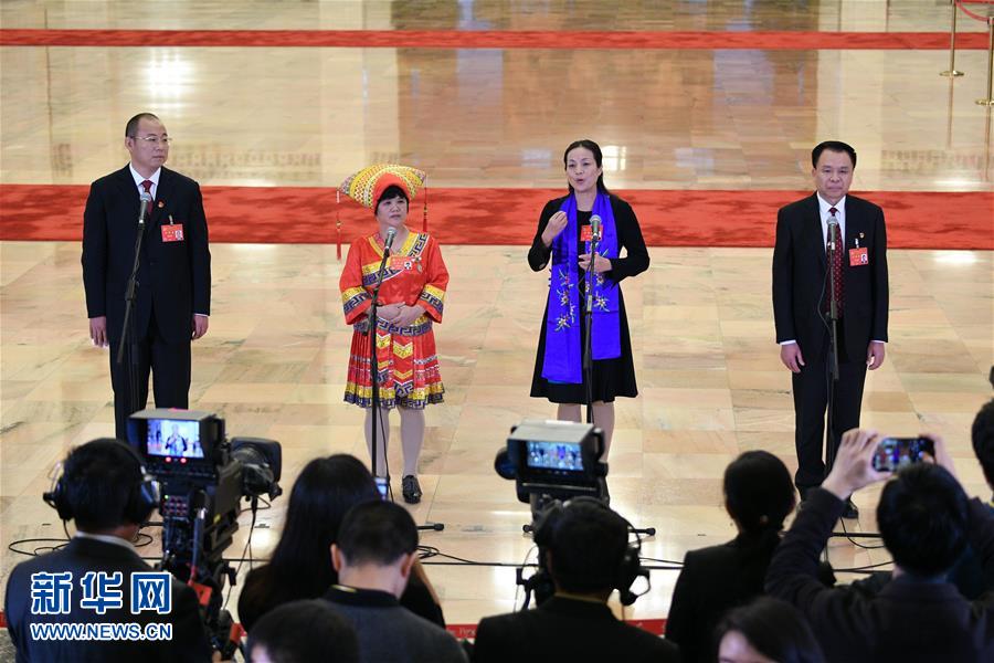 （十九大&middot;黨代表通道）（22）采訪黨代表