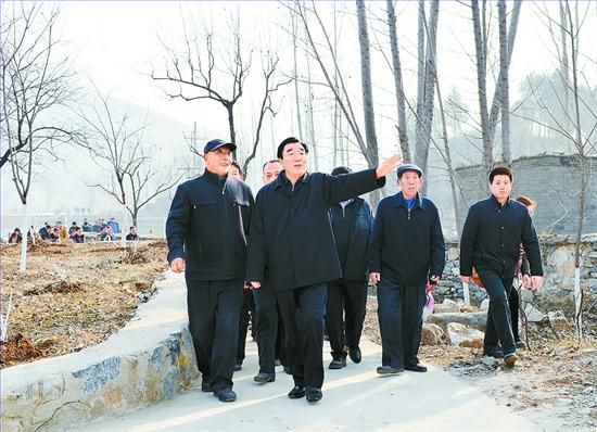 11月27日，省委書記、省人大常委會主任張慶黎到加強(qiáng)基層建設(shè)年活動聯(lián)系點(diǎn)淶水縣悟空寺村看望慰問村民，向當(dāng)?shù)馗刹咳罕娦v黨的十八大精神。這是張慶黎在悟空寺村詳細(xì)了解村容村貌的建設(shè)情況。郭昭 攝