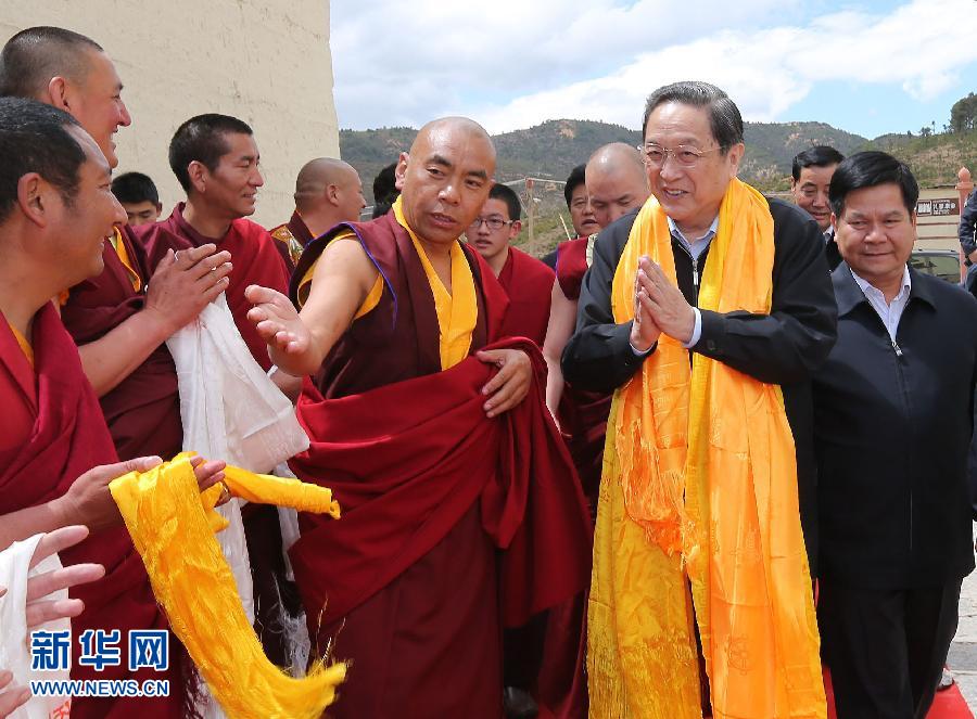 這是5月16日,俞正聲在松贊林寺看望宗教界人士。 新華社記者 劉衛兵 攝 這是5月16日,俞正聲在松贊林寺看望宗教界人士。 新華社記者 劉衛兵 攝