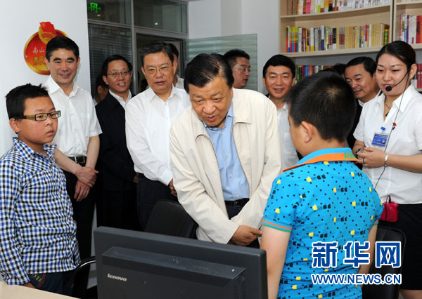 7月17日至19日，中共中央政治局常委、中央書記處書記劉云山在青海調研。這是7月18日，劉云山在西寧市南山西社區調研。 新華社記者饒愛民 攝