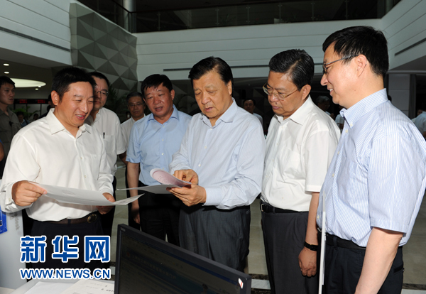 7月22日至23日,中共中央政治局常委、中央書記處書記劉云山在上海調研。這是7月22日,劉云山在中國(上海)自貿試驗區外高橋綜合服務大廳調研。新華社記者 饒愛民 攝 7月22日至23日,中共中央政治局常委、中央書記處書記劉云山在上海調研。這是7月22日,劉云山在中國(上海)自貿試驗區外高橋綜合服務大廳調研。新華社記者 饒愛民 攝