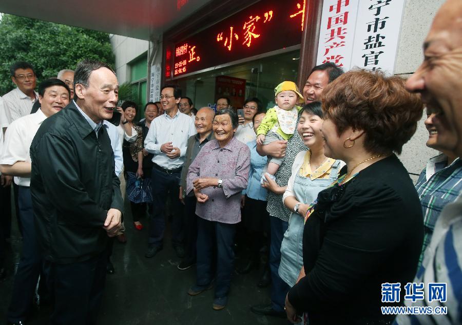 5月8日至10日，中共中央政治局常委、中央紀委書記王岐山到浙江省調研，并主持召開部分省區市紀委書記座談會。這是5月8日，王岐山與海寧市鹽官鎮桃園村黨委班子成員、老黨員和群眾親切交流。新華社記者 姚大偉 攝 