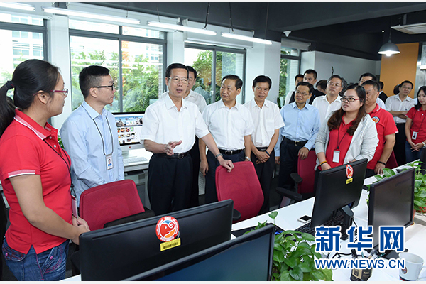 9月16日至18日，中共中央政治局常委、國(guó)務(wù)院副總理張高麗在廣西調(diào)研。這是9月17日，張高麗在南寧美麗傳說(shuō)公司調(diào)研承接產(chǎn)業(yè)轉(zhuǎn)移和開展跨境電子商務(wù)情況。 新華社記者張鐸攝 