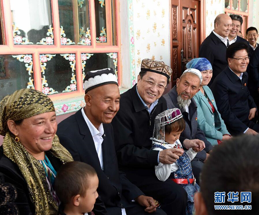 9月27日，中共中央政治局常委、全國政協主席、中央代表團團長俞正聲率中央代表團部分成員赴喀什地區莎車縣看望各族干部群眾。這是俞正聲在莎車縣艾力西湖鎮21村看望維吾爾族村民阿布來提&middot;阿不力孜一家。新華社記者 饒愛民 攝