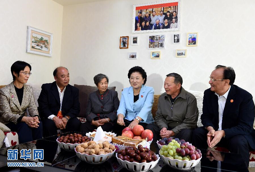 9月27日，中共中央政治局委員、國務院副總理、中央代表團副團長劉延東率中央代表團分團，帶著黨中央、國務院的親切關懷和全國各族人民的深切情誼，來到和田地區、阿克蘇地區慰問各族干部群眾，并祝賀大家中秋節快樂。這是劉延東來到新疆生產建設兵團第一師五團團場退休職工包春祥家中慰問。新華社記者 張領 攝