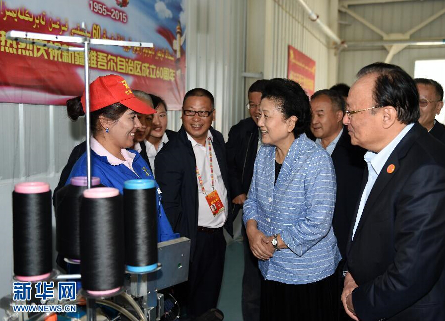 9月28日，中共中央政治局委員、國務(wù)院副總理、中央代表團(tuán)副團(tuán)長(zhǎng)劉延?xùn)|率中央代表團(tuán)分團(tuán)赴阿克蘇地區(qū)、伊犁哈薩克自治州慰問，與各族干部群眾共度節(jié)日、共享歡樂。這是劉延?xùn)|在阿克蘇紡織工業(yè)城慰問棉紡工人。新華社記者張領(lǐng)攝