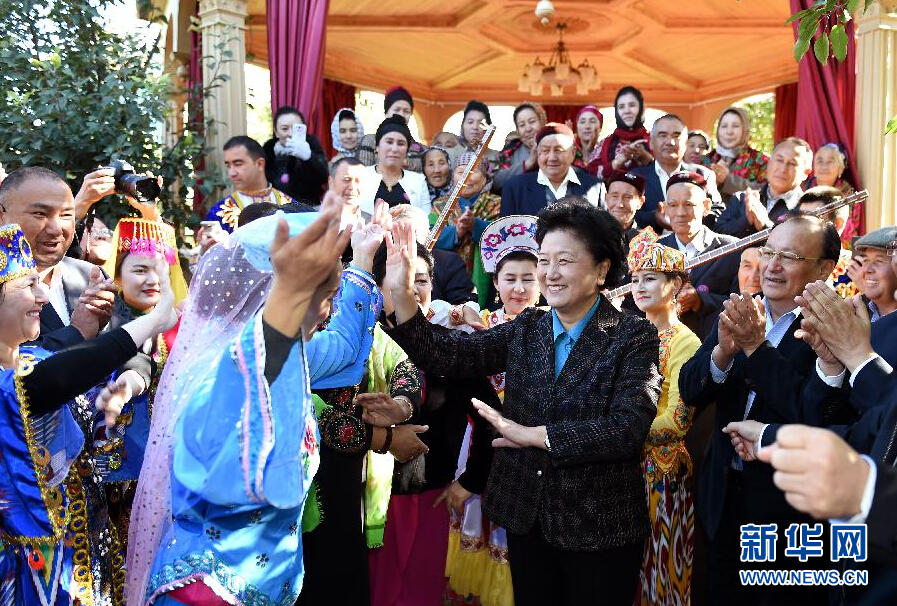 9月29日，中共中央政治局委員、國務院副總理、中央代表團副團長劉延東率中央代表團分團在伊犁哈薩克自治州看望慰問各族干部群眾。這是劉延東在伊寧市漢賓鄉發展村考察慰問時與表演維吾爾族傳統歌舞&ldquo;麥西來甫&rdquo;的村民們交流。新華社記者張領攝