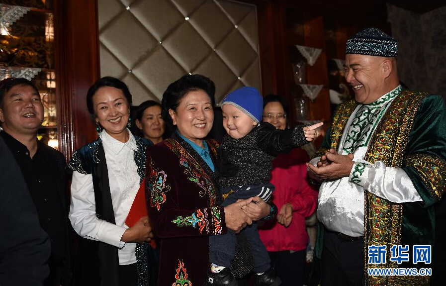 9月29日，中共中央政治局委員、國務院副總理、中央代表團副團長劉延東率中央代表團分團在伊犁哈薩克自治州看望慰問各族干部群眾。這是劉延東在伊寧市漢賓鄉發展村走訪慰問哈薩克族村民。新華社記者張領攝