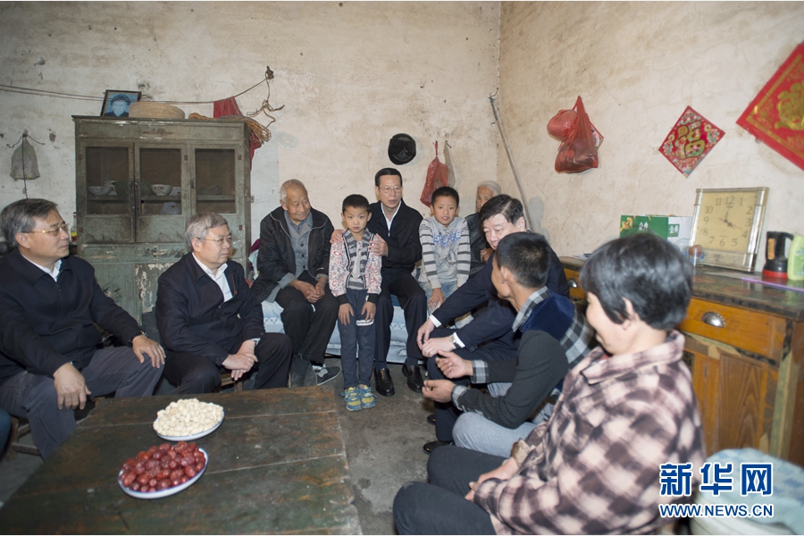 10月22日至23日，中共中央政治局常委、國務院副總理張高麗在山東調研扶貧工作情況。這是10月22日，張高麗在菏澤市巨野縣田莊鎮后屯村入戶看望生活困難村民。 新華社記者 王曄 攝