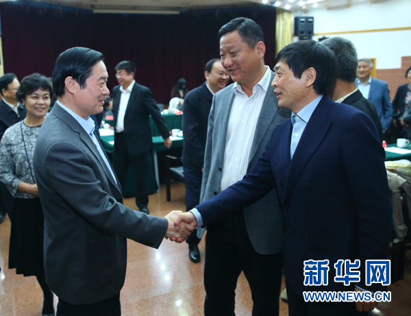 4月12日，中共中央政治局委員、中央書記處書記、中宣部部長劉奇葆在北京出席&ldquo;走向世界的中國兒童文學&rdquo;座談會并講話。這是座談會后，劉奇葆與國際安徒生獎獲得者、兒童文學作家曹文軒握手。新華社記者丁海濤攝