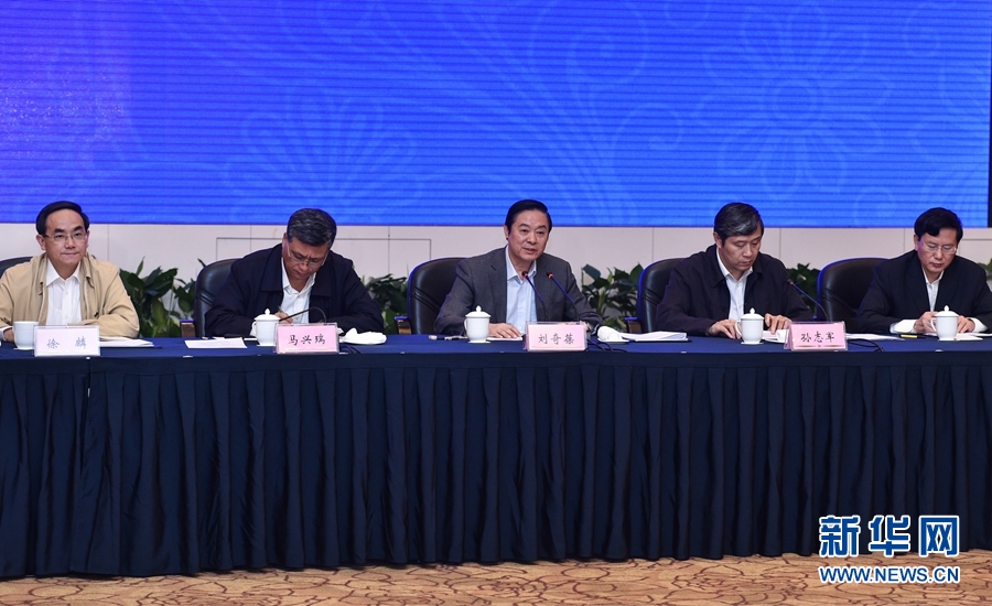 5月12日,中宣部在深圳召開以新發展理念引領文化改革發展座談會。中共中央政治局委員、中央書記處書記、中宣部部長劉奇葆出席會議并講話。新華社記者 毛思倩 攝 5月12日,中宣部在深圳召開以新發展理念引領文化改革發展座談會。中共中央政治局委員、中央書記處書記、中宣部部長劉奇葆出席會議并講話。新華社記者 毛思倩 攝