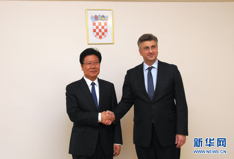4月10日，克羅地亞民主共同體主席、政府總理普連科維奇（右）在薩格勒布會見中共中央政治局委員、中央黨的建設工作領導小組副組長張春賢。新華社記者薛群攝