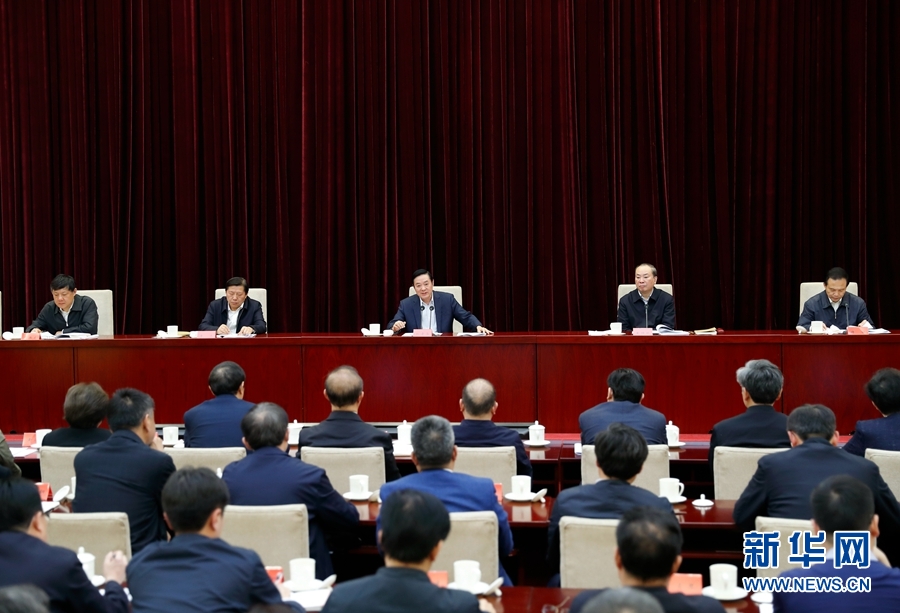 4月13日,中央宣傳部、中央政法委在北京召開貫徹落實《關于進一步把社會主義核心價值觀融入法治建設的指導意見》電視電話會議。中共中央政治局委員、中央書記處書記、中宣部部長劉奇葆出席會議并講話。新華社記者丁海濤攝 4月13日,中央宣傳部、中央政法委在北京召開貫徹落實《關于進一步把社會主義核心價值觀融入法治建設的指導意見》電視電話會議。中共中央政治局委員、中央書記處書記、中宣部部長劉奇葆出席會議并講話。新華社記者丁海濤攝