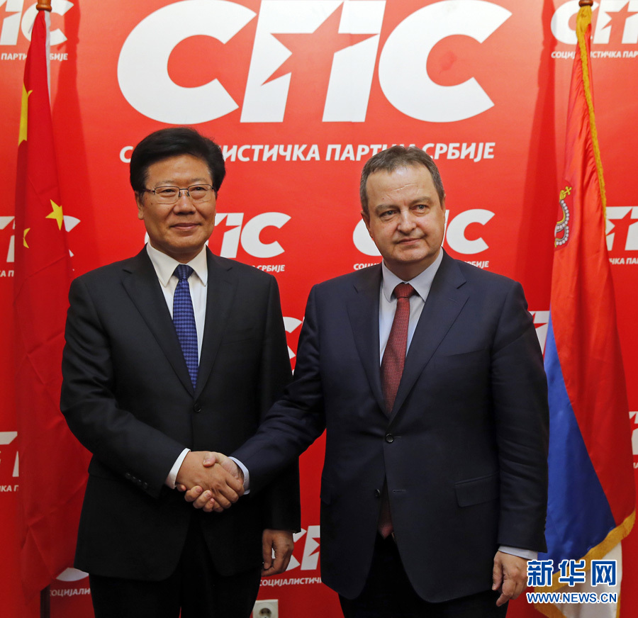 4月13日,中共中央政治局委員、中央黨的建設(shè)工作領(lǐng)導(dǎo)小組副組長張春賢(左)在塞爾維亞貝爾格萊德會見塞社會黨主席、政府第一副總理兼外長達契奇。新華社發(fā)(普雷德拉格·米洛薩夫列維奇攝) 4月13日,中共中央政治局委員、中央黨的建設(shè)工作領(lǐng)導(dǎo)小組副組長張春賢(左)在塞爾維亞貝爾格萊德會見塞社會黨主席、政府第一副總理兼外長達契奇。新華社發(fā)(普雷德拉格·米洛薩夫列維奇攝)