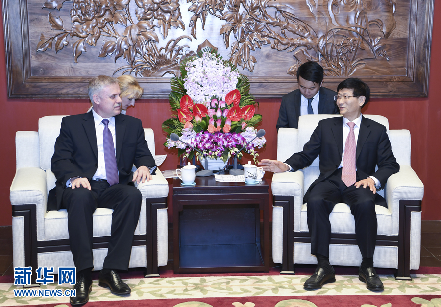 4月26日,中共中央政治局委員、中央政法委書記孟建柱在北京會見白俄羅斯安全會議國務(wù)秘書扎西。 新華社記者 張領(lǐng) 攝 4月26日,中共中央政治局委員、中央政法委書記孟建柱在北京會見白俄羅斯安全會議國務(wù)秘書扎西。 新華社記者 張領(lǐng) 攝