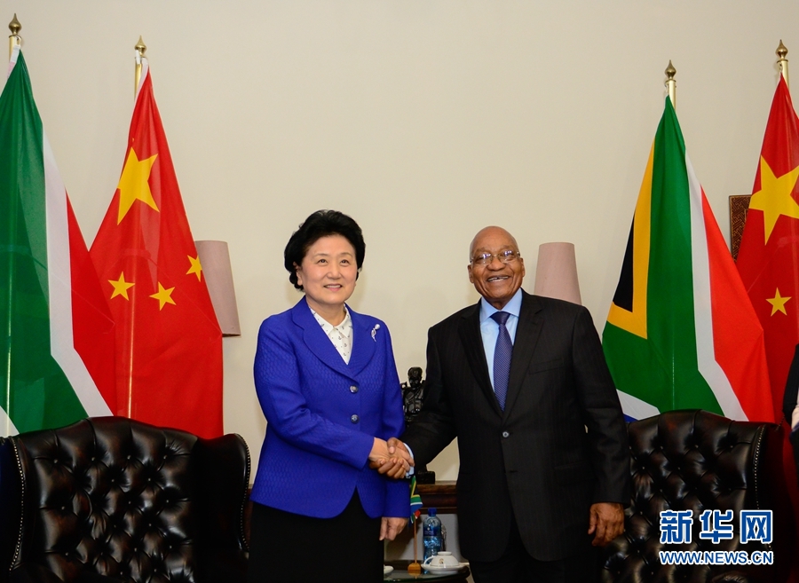 4月25日，南非總統祖馬（右）在比勒陀利亞總統官邸會見正在對南非進行正式訪問并出席中南高級別人文交流機制首次會議的中國國務院副總理劉延東。 新華社記者 翟健嵐 攝