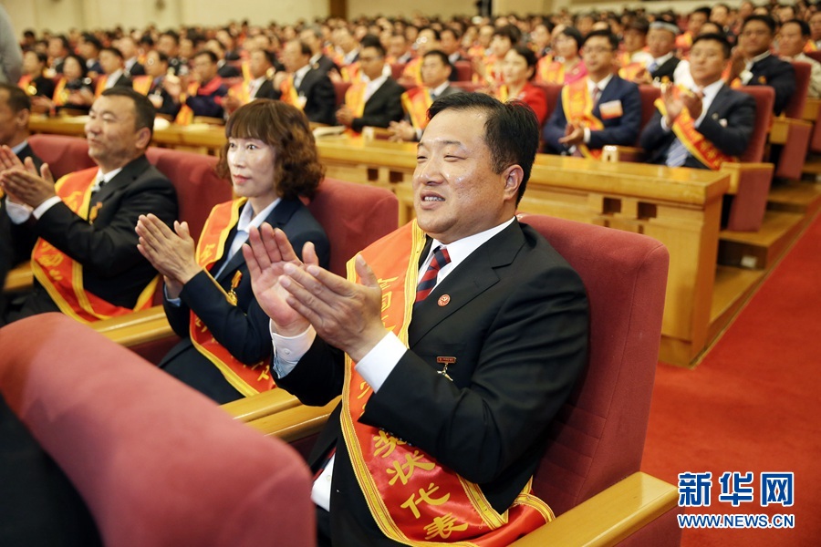 這是與會代表在表彰大會上鼓掌。新華社記者 才揚(yáng) 攝