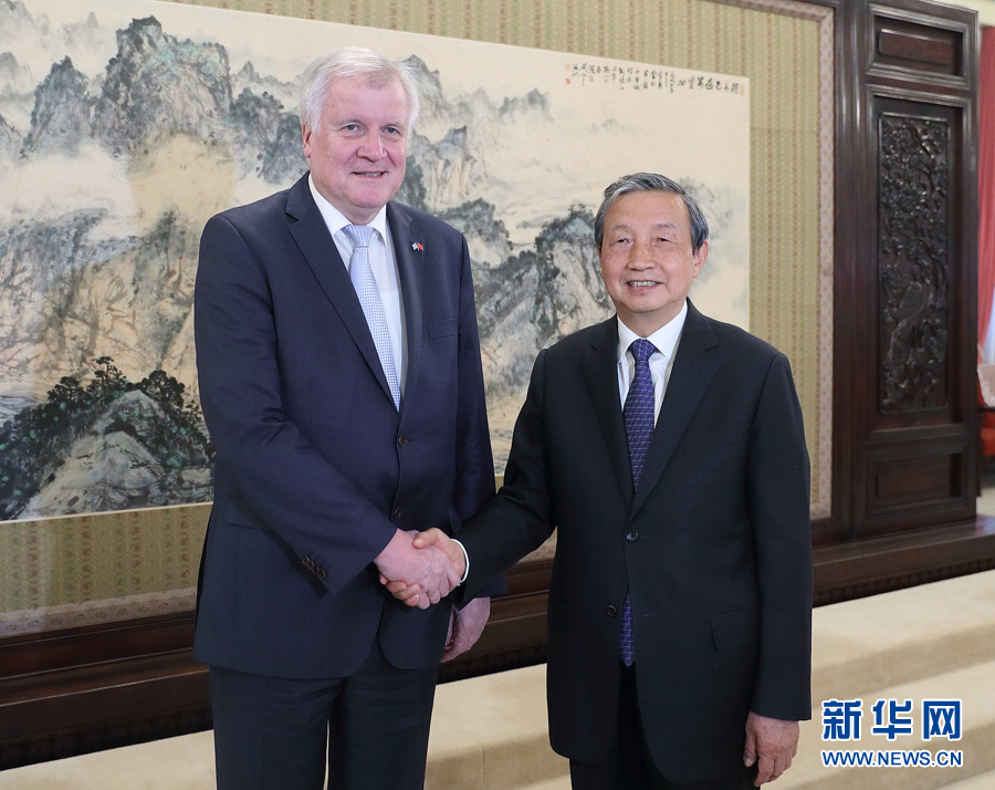 5月10日，國務院副總理馬凱在北京中南海紫光閣會見德國巴伐利亞州州長、基社盟主席霍斯特&middot;澤霍費爾一行。 新華社記者王曄攝