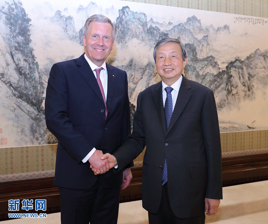 6月13日,國(guó)務(wù)院副總理馬凱在北京中南海紫光閣會(huì)見(jiàn)德國(guó)前總統(tǒng)、全球中小企業(yè)聯(lián)盟全球主席武爾夫。 新華社記者 王曄 攝 6月13日,國(guó)務(wù)院副總理馬凱在北京中南海紫光閣會(huì)見(jiàn)德國(guó)前總統(tǒng)、全球中小企業(yè)聯(lián)盟全球主席武爾夫。 新華社記者 王曄 攝