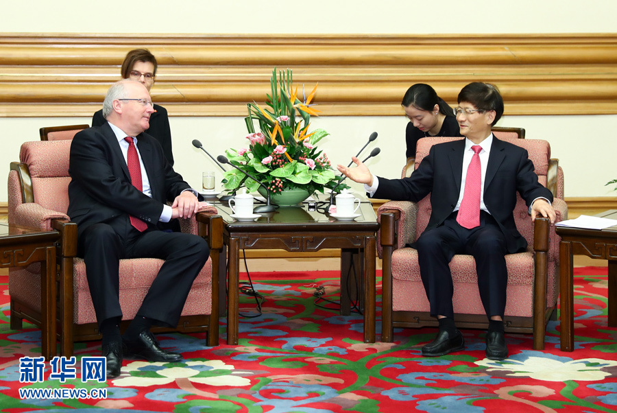 6月15日,中共中央政治局委員、中央政法委書記孟建柱在北京會見德國聯(lián)邦總理府情報國務(wù)秘書弗里徹。 新華社記者 謝環(huán)馳 攝 6月15日,中共中央政治局委員、中央政法委書記孟建柱在北京會見德國聯(lián)邦總理府情報國務(wù)秘書弗里徹。 新華社記者 謝環(huán)馳 攝