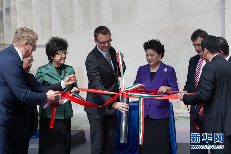 6月18日，在匈牙利布達佩斯，中國國務院副總理劉延東在考察匈牙利塞梅爾維斯醫科大學時為健康學院新教學樓奠基。中國國務院副總理劉延東18日在布達佩斯考察匈牙利塞梅爾維斯醫科大學并出席中匈中醫藥教育合作系列活動。 新華社發（弗爾季&middot;奧蒂洛攝） 