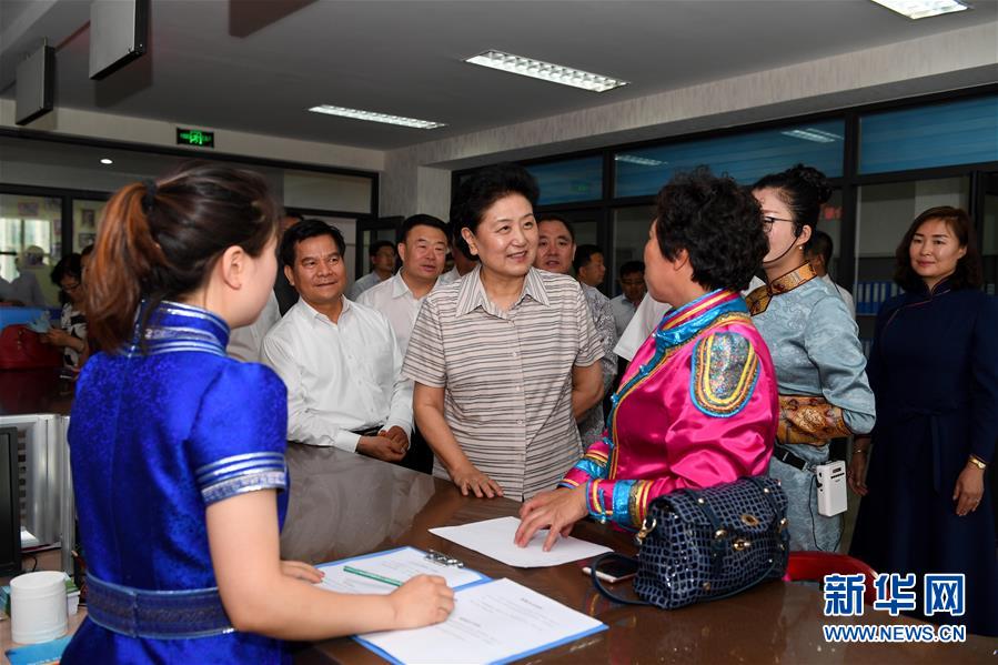 6月25日，全國民族團結(jié)進步創(chuàng)建經(jīng)驗交流現(xiàn)場會在內(nèi)蒙古興安盟召開，中共中央政治局委員、國務(wù)院副總理劉延?xùn)|出席會議并講話。在內(nèi)蒙古期間，劉延?xùn)|考察內(nèi)蒙古人民代表會議舊址即&ldquo;五一會址&rdquo;，深入社區(qū)看望各族干部群眾。這是劉延?xùn)|在興安盟科右前旗興科社區(qū)與群眾交談。新華社記者 陳曄華 攝