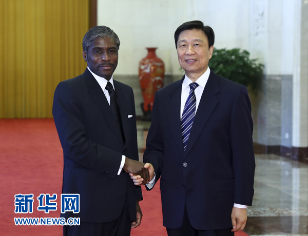 7月13日，中國國家副主席李源潮在北京人民大會(huì)堂與赤道幾內(nèi)亞副總統(tǒng)曼格會(huì)談。 新華社記者 謝環(huán)馳 攝