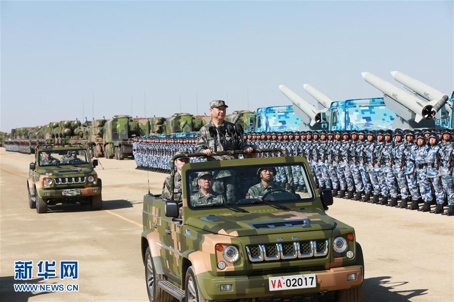 7月30日上午，慶祝中國人民解放軍建軍90周年閱兵在朱日和聯合訓練基地隆重舉行。中共中央總書記、國家主席、中央軍委主席習近平檢閱部隊并發表重要講話。這是習近平乘車檢閱部隊。新華社記者 李剛 攝