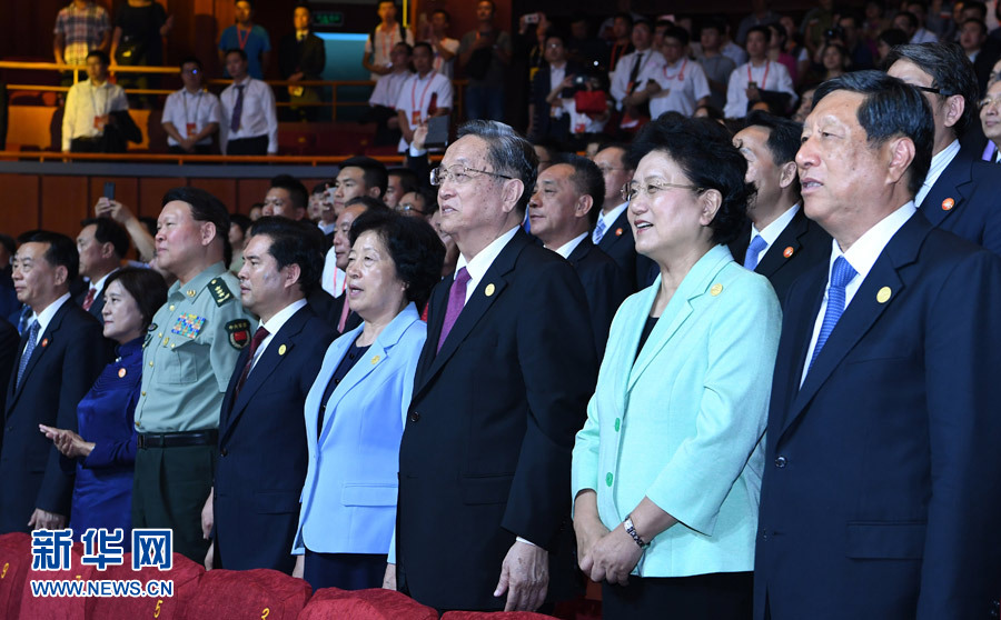 8月7日，慶祝內(nèi)蒙古自治區(qū)成立70周年文藝晚會(huì)《贊歌》在內(nèi)蒙古烏蘭恰特大劇院舉行。中共中央政治局常委、全國(guó)政協(xié)主席、中央代表團(tuán)團(tuán)長(zhǎng)俞正聲和各族各界干部群眾等共約1300人觀看演出。新華社記者 張領(lǐng) 攝