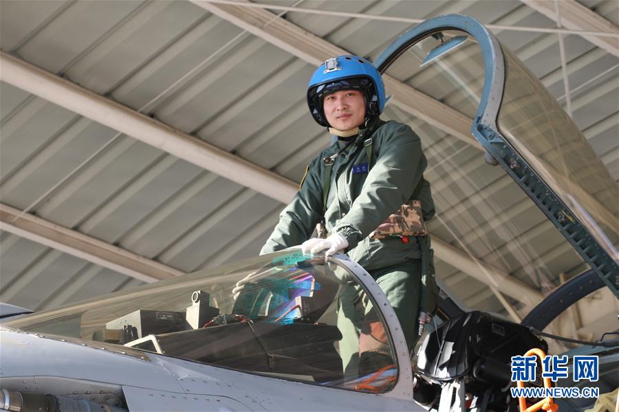 （建軍90周年&middot;英雄&middot;圖文互動）（1）聽，渤海灣有風吹過來&mdash;&mdash;追記海軍某艦載航空兵部隊一級飛行員張超