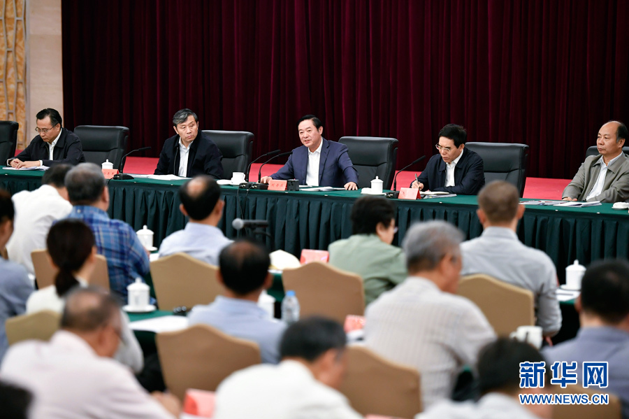 9月7日,中共中央政治局委員、中央書記處書記、中宣部部長劉奇葆在北京出席全國電視劇工作座談會并講話。 新華社記者 燕雁 攝
9月7日,中共中央政治局委員、中央書記處書記、中宣部部長劉奇葆在北京出席全國電視劇工作座談會并講話。 新華社記者 燕雁 攝