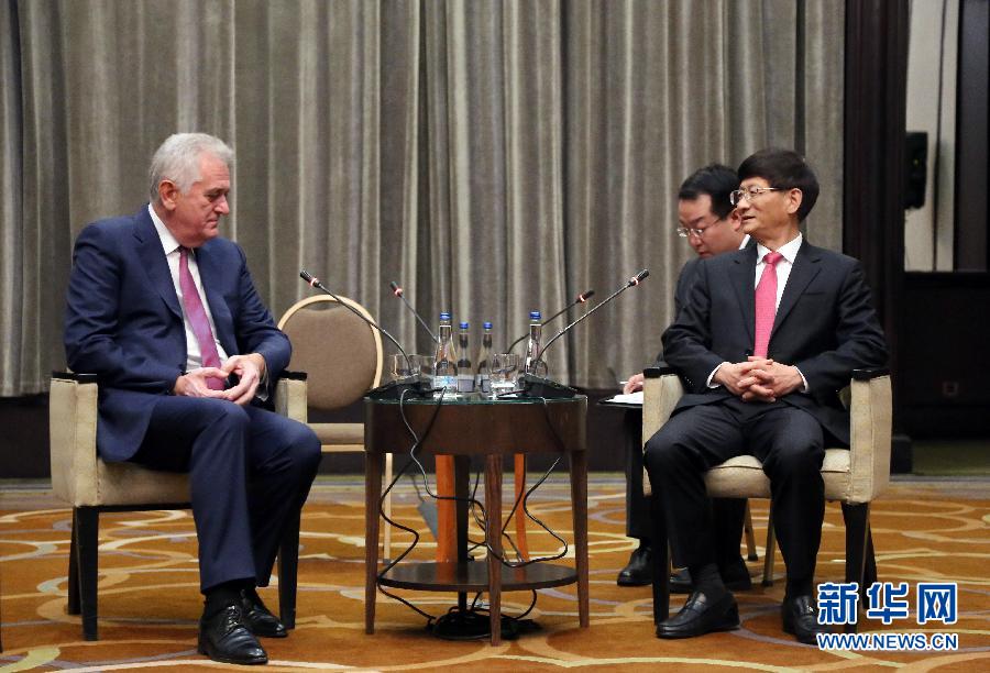 9月11日,在塞爾維亞首都貝爾格萊德,習近平主席特使、中共中央政治局委員、中央政法委書記孟建柱(右)會見塞爾維亞前總統尼科利奇(左)。新華社記者王慧娟攝 9月11日,在塞爾維亞首都貝爾格萊德,習近平主席特使、中共中央政治局委員、中央政法委書記孟建柱(右)會見塞爾維亞前總統尼科利奇(左)。新華社記者王慧娟攝