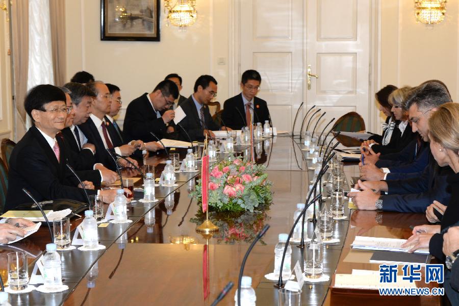 9月12日,克羅地亞總理普連科維奇(右二)在首都薩格勒布會見到訪的習近平主席特使、中共中央政治局委員、中央政法委書記孟建柱(左一)。新華社記者高磊攝 9月12日,克羅地亞總理普連科維奇(右二)在首都薩格勒布會見到訪的習近平主席特使、中共中央政治局委員、中央政法委書記孟建柱(左一)。新華社記者高磊攝